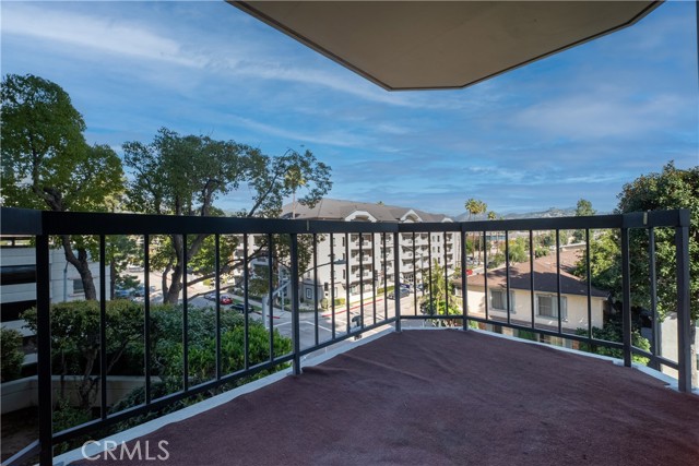 Detail Gallery Image 12 of 22 For 222 Monterey Rd #206,  Glendale,  CA 91206 - 3 Beds | 3 Baths