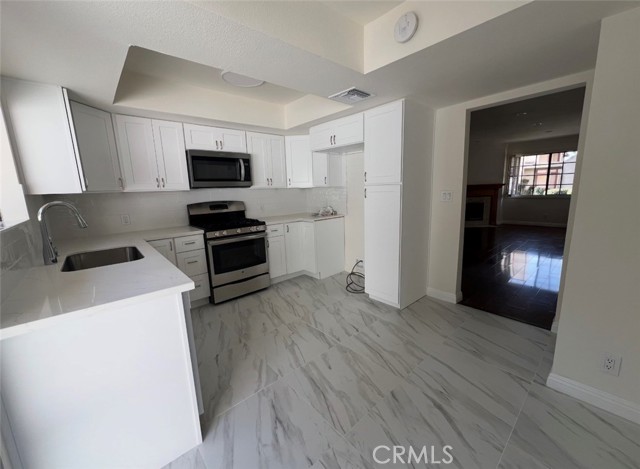 Detail Gallery Image 3 of 19 For 9325 Sunland Park, Sun Valley,  CA 91352 - 2 Beds | 3 Baths