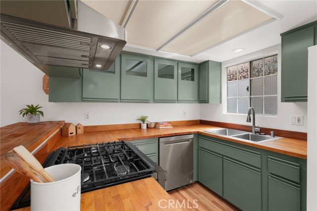Detail Gallery Image 9 of 27 For 305 E Valencia Ave #E,  Burbank,  CA 91502 - 2 Beds | 2/1 Baths