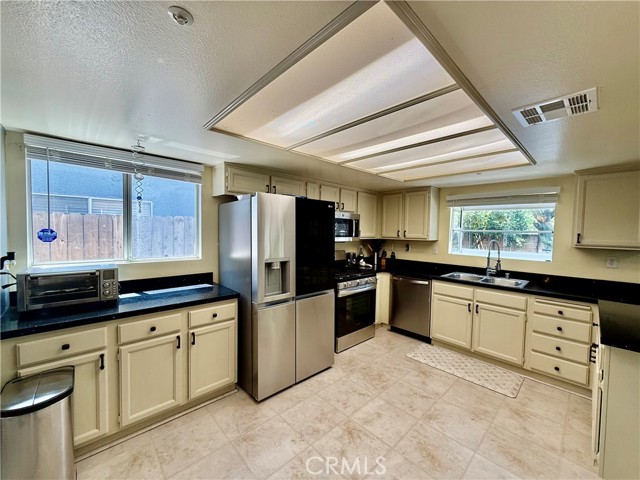 9213 Independence Way, North Hills CA: https://media.crmls.org/medias/be4a7929-0e3e-443d-9031-0489c319a87d.jpg