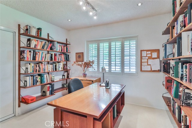 9845 Encino Avenue, Northridge CA: https://media.crmls.org/medias/be4aac05-accc-4366-b165-40665766ecdf.jpg