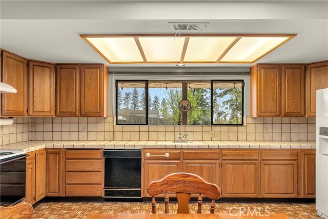 Detail Gallery Image 8 of 23 For 5586 Travis, Paradise,  CA 95969 - 3 Beds | 2 Baths