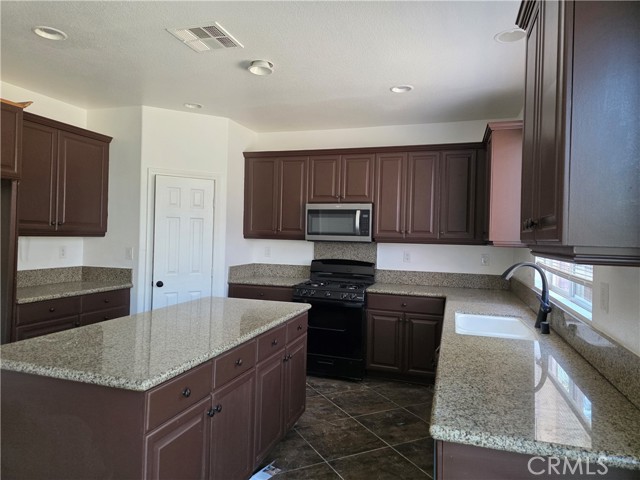 1899 Spring White Road, Hemet CA: https://media.crmls.org/medias/be4e3ff6-59f5-40ea-8c70-750645b119d5.jpg
