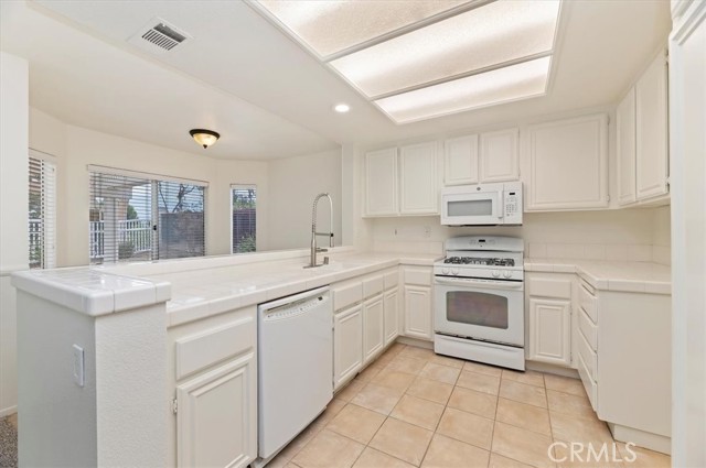 Detail Gallery Image 9 of 27 For 17640 Mountain Ct, Riverside,  CA 92503 - 3 Beds | 3 Baths