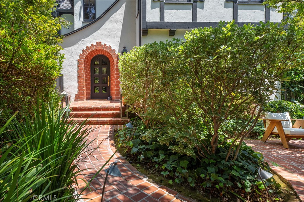 5531 Red Oak — Tudor