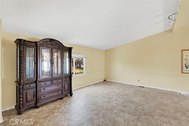 Detail Gallery Image 6 of 60 For 5332 Sundown Dr, Phelan,  CA 92371 - 4 Beds | 3 Baths