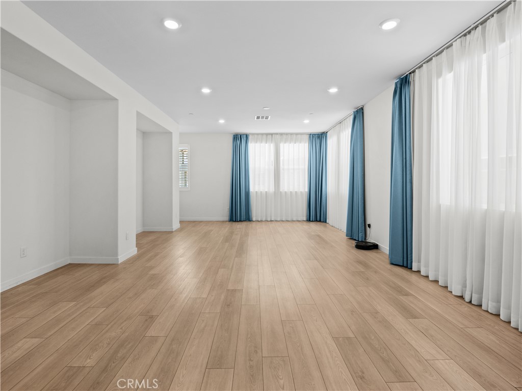 https://media.crmls.org/medias/be51b92a-bd04-43d9-8fa8-ab2cd97c7392.jpg?preset=X-Large