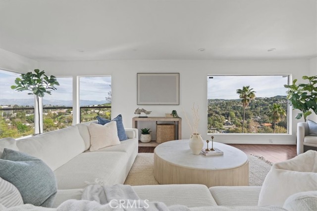 Detail Gallery Image 4 of 61 For 5160 Medina Rd, Woodland Hills,  CA 91364 - 3 Beds | 2/1 Baths