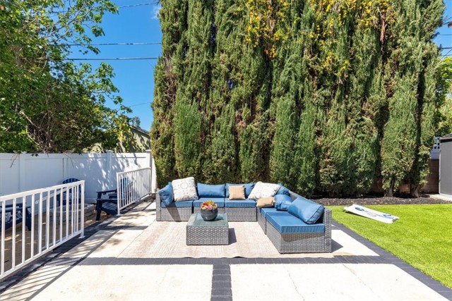 Detail Gallery Image 33 of 41 For 20919 De La Guerra St, Woodland Hills,  CA 91364 - 3 Beds | 3 Baths