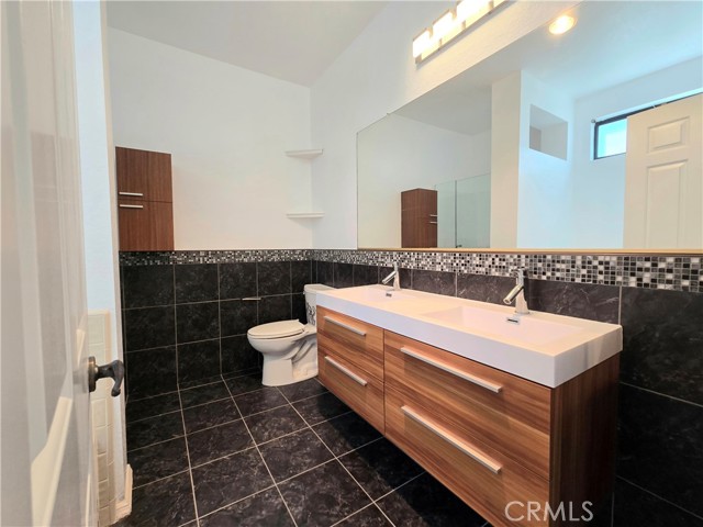 Detail Gallery Image 26 of 44 For 12355 Chandler Bld #202,  Valley Village,  CA 91607 - 2 Beds | 2 Baths