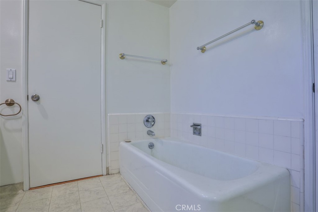 https://media.crmls.org/medias/be55dbcc-6765-408a-b7bd-d24ad6009e0c.jpg?preset=X-Large