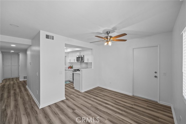 Detail Gallery Image 5 of 19 For 1043 Border Ave, Corona,  CA 92882 - 2 Beds | 2 Baths