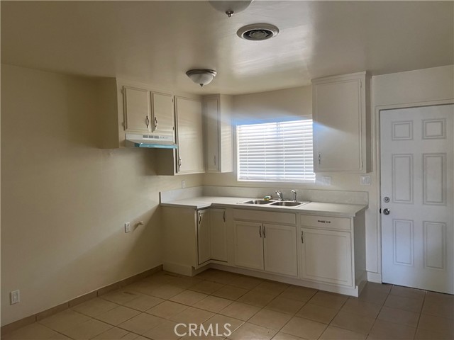 Detail Gallery Image 9 of 41 For 1026 Flower St, Bakersfield,  CA 93305 - – Beds | – Baths