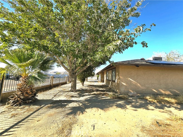 41042 163rd St E, Lancaster CA: https://media.crmls.org/medias/be5ef45d-75e7-44e8-8f73-bd50315aa64d.jpg