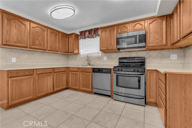 Detail Gallery Image 6 of 35 For 560 E Mountain View St, Barstow,  CA 92311 - 4 Beds | 2 Baths