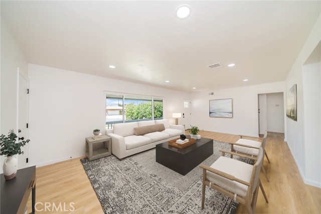 Detail Gallery Image 5 of 30 For 18987 Mindanao St, Bloomington,  CA 92316 - 4 Beds | 2 Baths