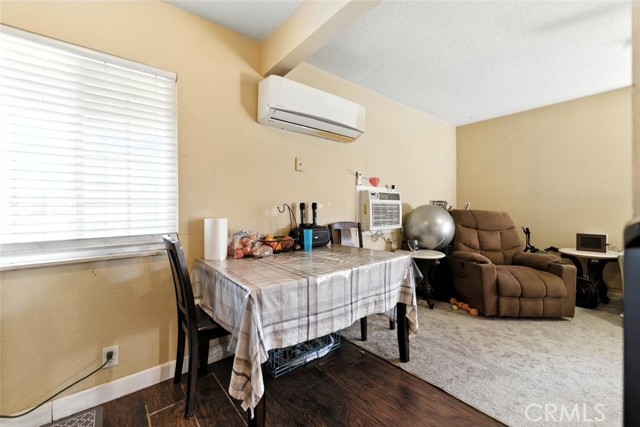8876 Cypress Avenue, Riverside CA: https://media.crmls.org/medias/be691c22-33bb-4269-923b-2d2eafe73196.jpg