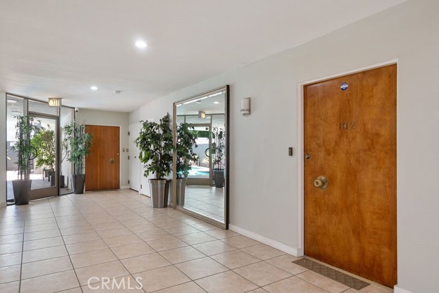 419 N Oakhurst Drive, Beverly Hills CA: https://media.crmls.org/medias/be69e547-69f2-4a11-b0c7-ce06011e565d.jpg