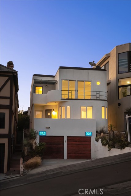 225 27th Street, Manhattan Beach, California 90266, 4 Bedrooms Bedrooms, ,2 BathroomsBathrooms,Residential,Sold,27th,SB21159136