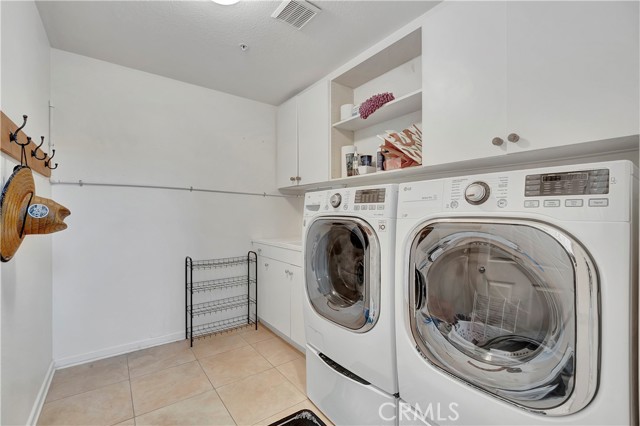 19281 Surf Drive, Huntington Beach CA: https://media.crmls.org/medias/be6aa09e-8d12-4cc2-a7dd-cdda4ee5625f.jpg