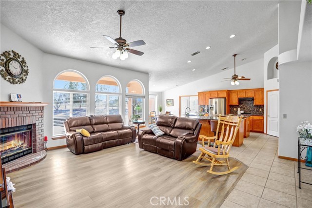 Detail Gallery Image 9 of 48 For 15813 Willow St, Hesperia,  CA 92345 - 4 Beds | 2/1 Baths