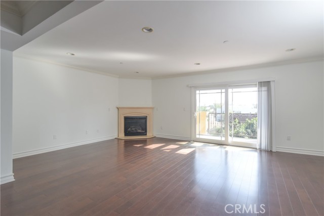 Detail Gallery Image 8 of 28 For 11911 Mayfield Ave #102,  Los Angeles,  CA 90049 - 3 Beds | 2/1 Baths