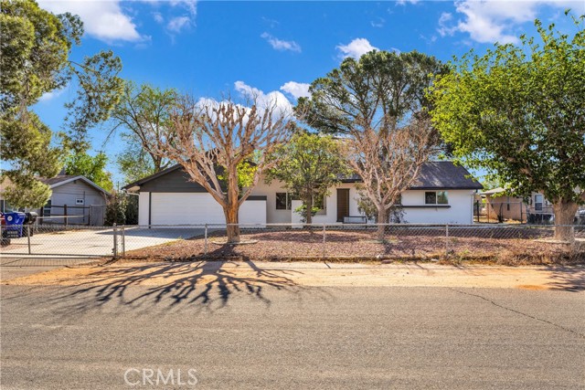 14246 Osage Road, Apple Valley CA: https://media.crmls.org/medias/be7bc861-e461-4a0d-9038-d6b1a155f82e.jpg