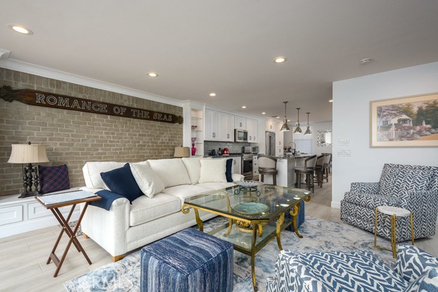 4073 Aladdin Drive, Huntington Beach CA: https://media.crmls.org/medias/be7c9d8c-50aa-4803-b4ba-6f4caaac1415.jpg