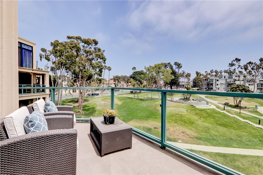 130 The Village, Redondo Beach, California 90277, 2 Bedrooms Bedrooms, ,2 BathroomsBathrooms,Residential,Sold,The Village,SB22111642