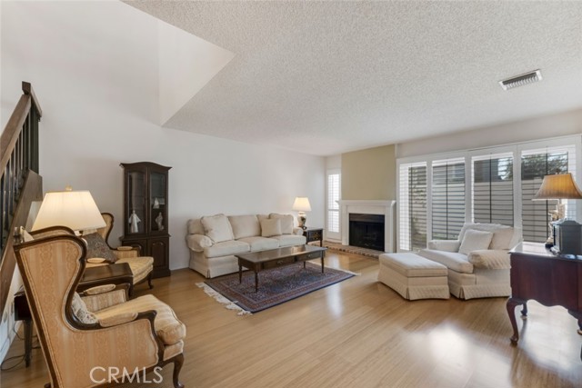 Detail Gallery Image 5 of 39 For 18200 Andrea Cir #6,  Northridge,  CA 91325 - 3 Beds | 2/1 Baths