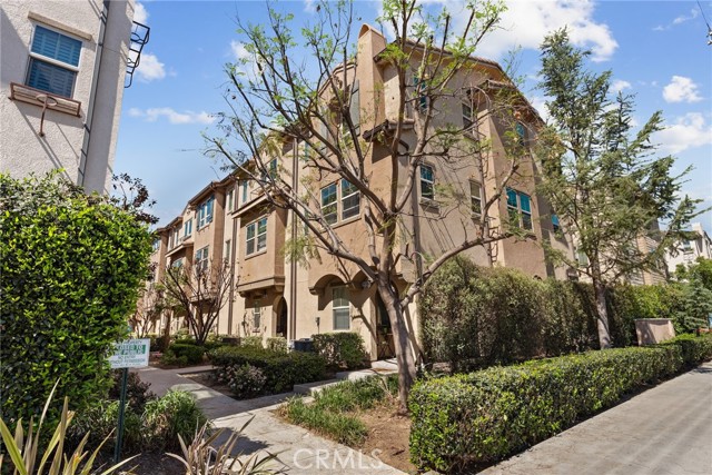 Detail Gallery Image 2 of 28 For 14104 W Birch Ln, Van Nuys,  CA 91405 - 3 Beds | 3 Baths