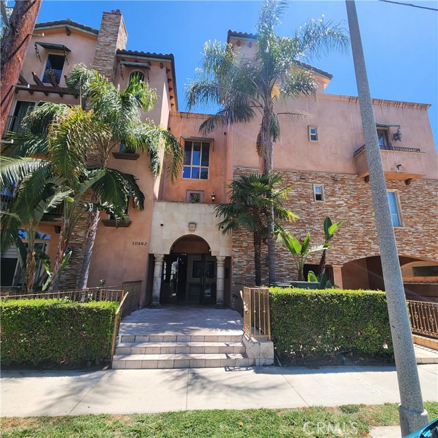 10862 Bloomfield Street, Toluca Lake CA: https://media.crmls.org/medias/be9552dc-096e-4891-9152-4d7438ff428a.jpg