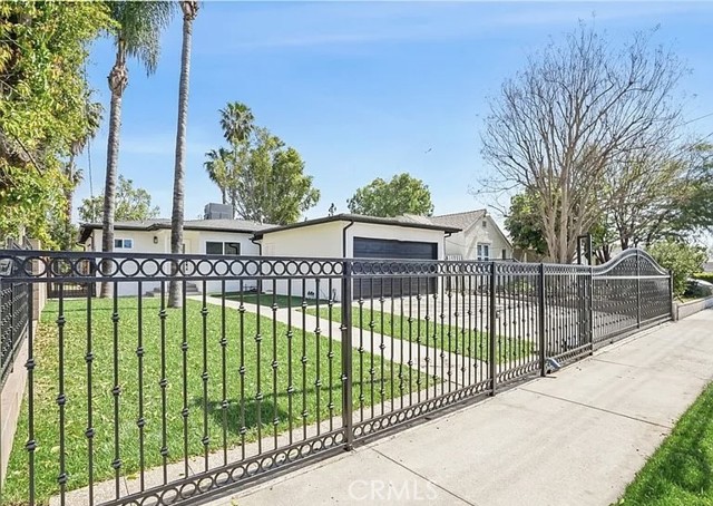 Detail Gallery Image 4 of 15 For 8814 Haskell Ave, North Hills,  CA 91343 - 3 Beds | 2 Baths