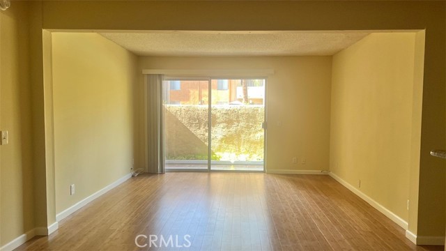 Detail Gallery Image 5 of 18 For 15425 Sherman #101,  Van Nuys,  CA 91406 - 2 Beds | 2 Baths