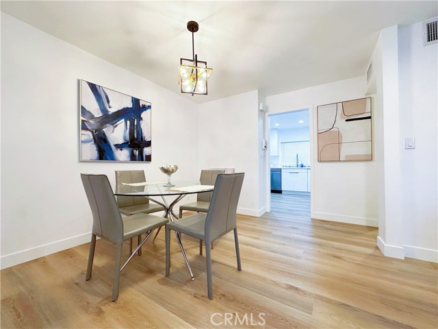 Detail Gallery Image 7 of 21 For 5255 Coldwater Canyon #D,  Sherman Oaks,  CA 91401 - 3 Beds | 3 Baths