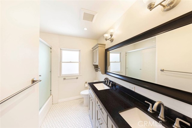 Detail Gallery Image 14 of 25 For 206 S Center St, Orange,  CA 92866 - 4 Beds | 3/1 Baths