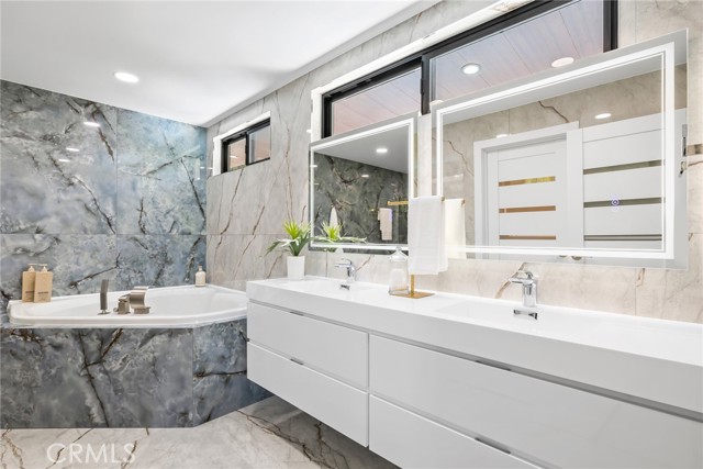 Detail Gallery Image 14 of 35 For 20101 Greenbriar Dr, Tarzana,  CA 91356 - 5 Beds | 4 Baths