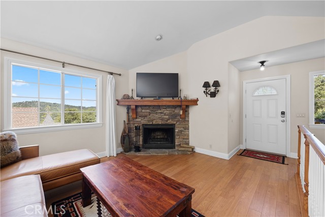 28833 Manitoba Drive, Lake Arrowhead CA: https://media.crmls.org/medias/be9e20dd-f859-4a33-969b-bb70656435c1.jpg