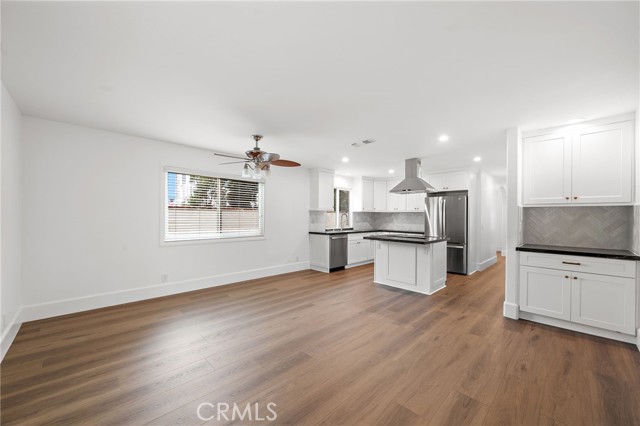 Detail Gallery Image 12 of 35 For 377 Roycroft Ave, Long Beach,  CA 90814 - 4 Beds | 2/1 Baths