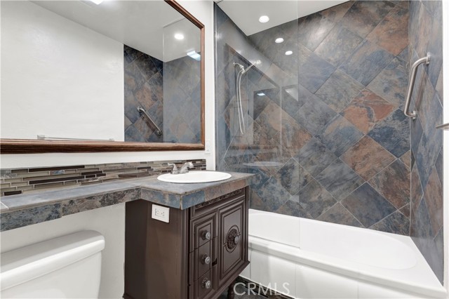 Detail Gallery Image 9 of 16 For 7517 Louise Ave, Lake Balboa,  CA 91406 - 2 Beds | 2 Baths