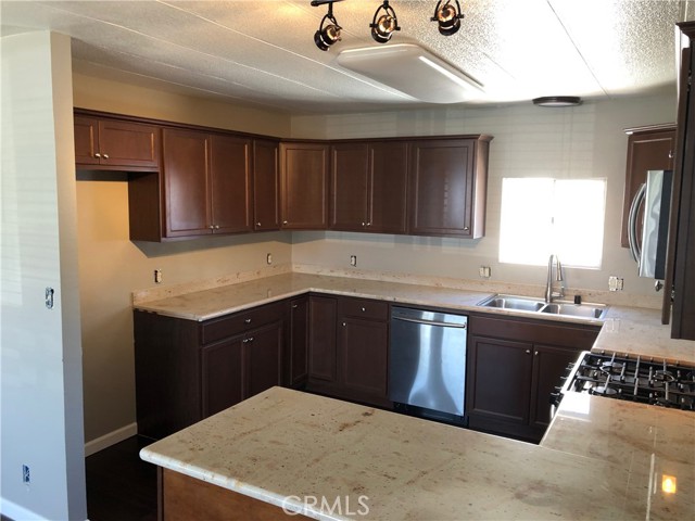 Detail Gallery Image 7 of 29 For 5815 E La Palma Ave #112,  Anaheim,  CA 92807 - 3 Beds | 2 Baths