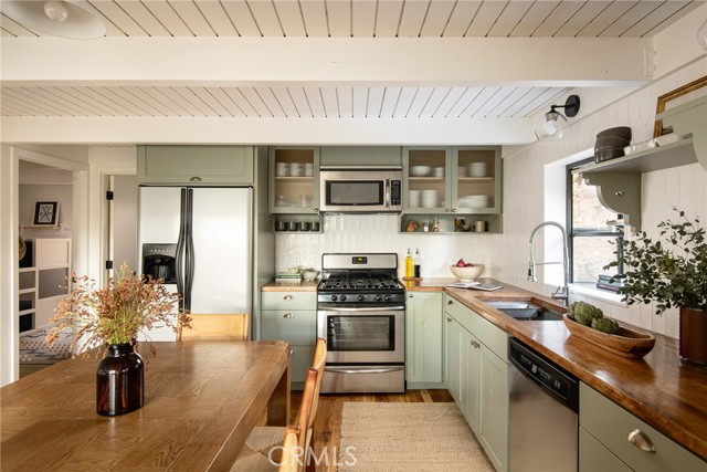 Detail Gallery Image 9 of 32 For 27582 North Bay, Lake Arrowhead,  CA 92352 - 3 Beds | 2 Baths