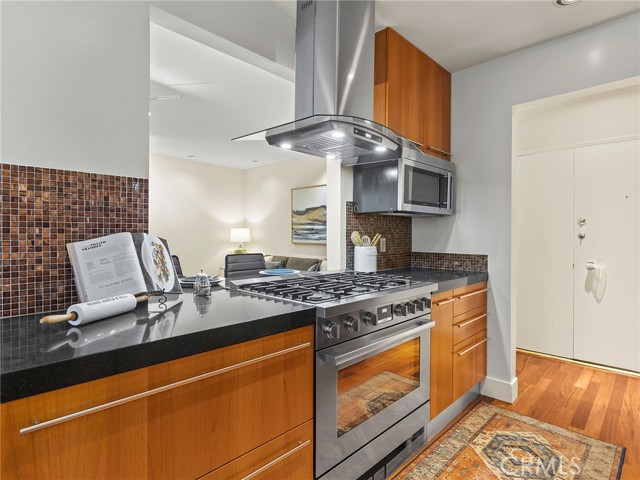Detail Gallery Image 4 of 41 For 1410 S Bentley Ave #103,  –,  CA 90025 - 2 Beds | 2 Baths