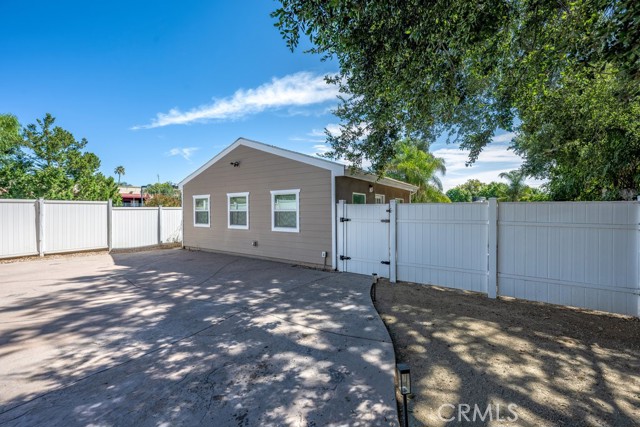 25252 Atwood Boulevard, Newhall CA: https://media.crmls.org/medias/bea8f0c9-b5c9-4c2f-b42f-9b47db019a94.jpg