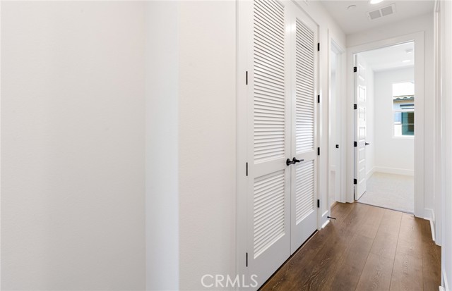 150 Bridle Drive, Burbank CA: https://media.crmls.org/medias/bea8f4c2-e5a4-4a34-beb2-48df33be4029.jpg