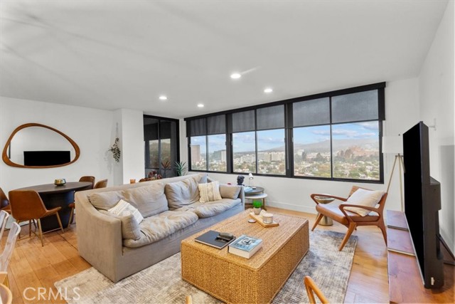 Detail Gallery Image 2 of 25 For 10501 Wilshire #2212,  Los Angeles,  CA 90024 - 2 Beds | 3 Baths