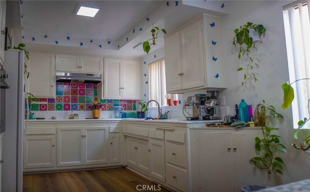 https://media.crmls.org/medias/beaee1e0-644c-4dfc-9e57-1c9d3e630039.jpg?preset=X-Large