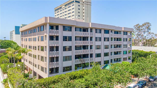 1118 3rd Street 403 Santa Monica, California Welcome to your finest ocean & dining lifestyle in the heart of Santa Monica. This beautiful elegant WEST facing partial ocean view unit is in one the most desired buildings of the area - the WILSHIRE OCEAN TERRACE. This spacious 2Bed 2Bath luxurious condo features the best layout with a gracious formal entry, hardwood style floors throughout, prime remodeled chef’s kitchen with countertop quartz with porcelain and glass (very resistant) - 150 bottle wine cellar, extra spacious living room with gas fireplace and a private balcony for optimal entertaining. The two bedrooms feature ample closet space and are set apart from the public rooms for privacy. Both bathrooms have been elegantly remodeled to complete this stunning home. Two side-by-side parking spaces with extra storage space and elevators. Building amenities include a tastefully redone Ocean Club with kitchen, bar, pool & jacuzzi, spa, fitness room, and two saunas. Located moments from the sought-after 3rd Street Promenade, top rated restaurants, landmark shopping, and the iconic beach of Santa Monica.