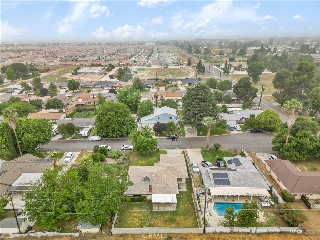 https://media.crmls.org/medias/beb24b9f-b197-41a0-84c3-d1df3d9b1a96.jpg?preset=X-Large