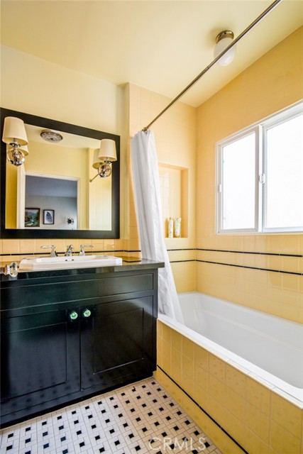 Detail Gallery Image 32 of 38 For 8246 4th St, Los Angeles,  CA 90048 - 2 Beds | 2 Baths